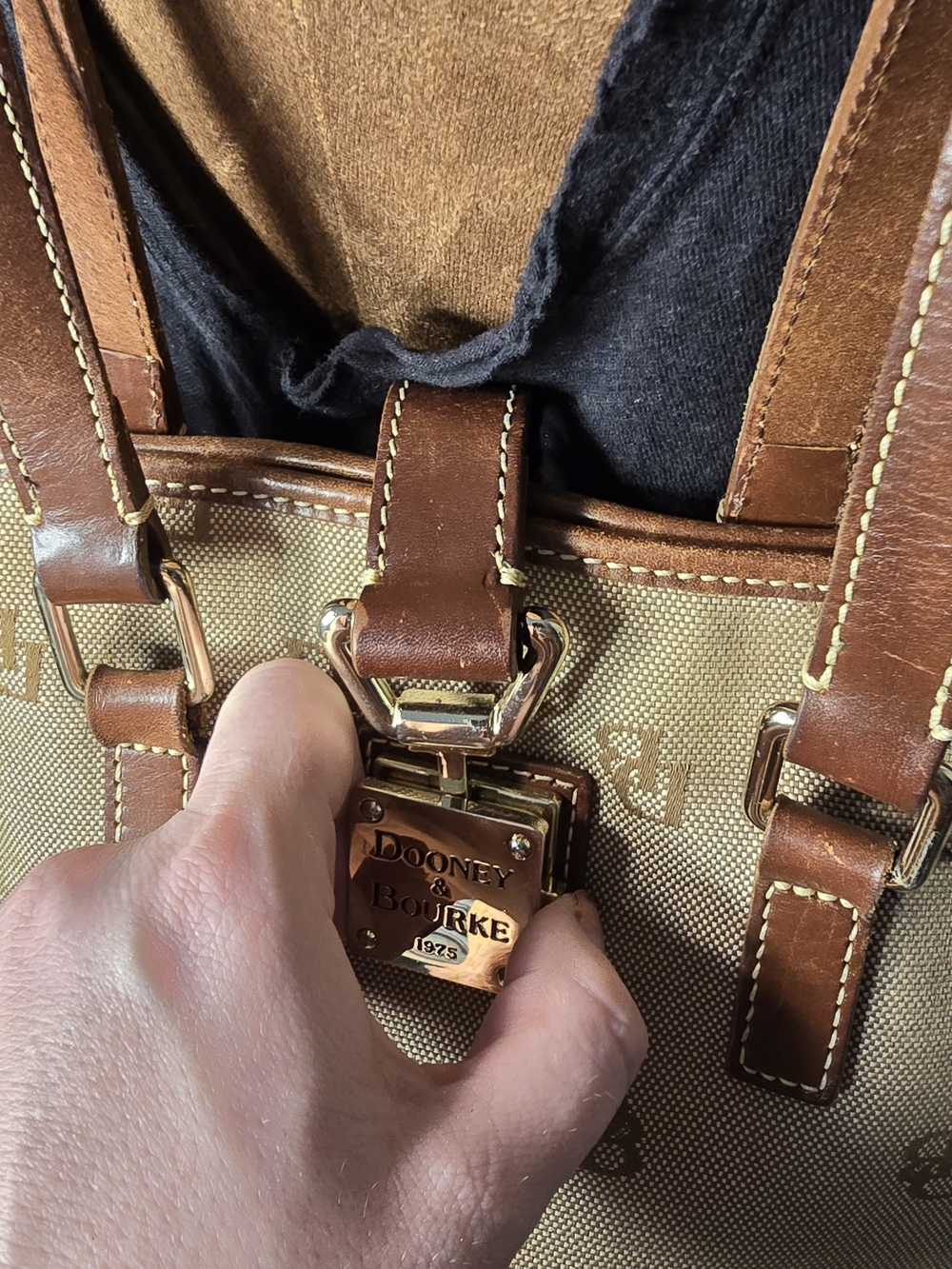 👜 Dooney & Bourke Brown Signature Logo Monogram Bucket Bag Tote w Metal Clasp - Picture 7 of 15